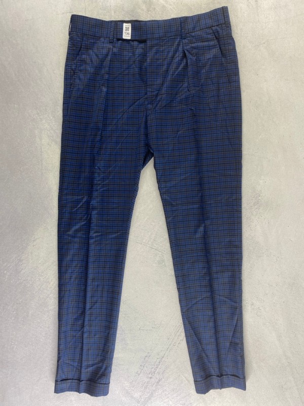 Lot 136  
            Nottingham Prem - Delivery Only 

                
PAUL SMITH MENS TROUSER. SIZE 32