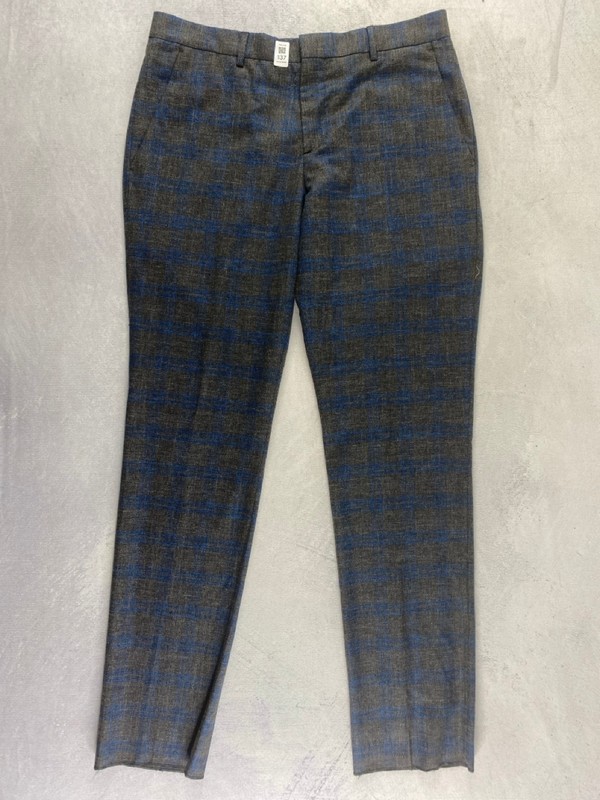 Lot 137  
            Nottingham Prem - Delivery Only 

                
PAUL SMITH MENS TROUSER. SIZE R40