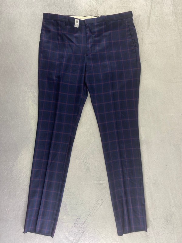 Lot 139  
            Nottingham Prem - Delivery Only 

                
PAUL SMITH MENS TROUSER. SIZE 44 MADE FROM 100% WOOL