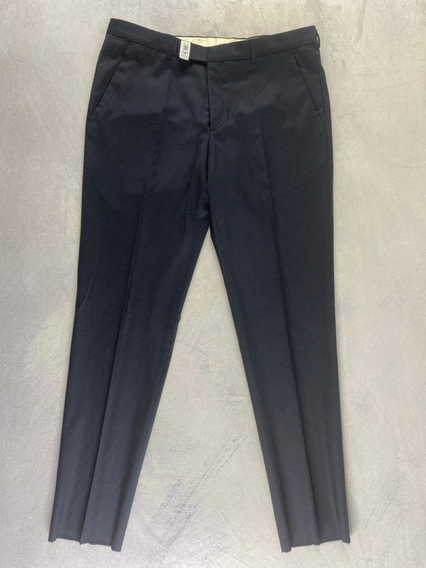 Lot 141  
            Nottingham Prem - Delivery Only 

                
PAUL SMITH MENS TROUSER. SIZE 44 MADE FROM 100% WOOL