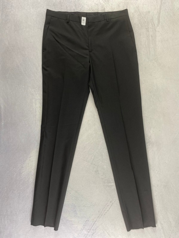 Lot 157  
            Nottingham Prem - Delivery Only 

                
PAUL SMITH MENS TROUSER. SIZE R38