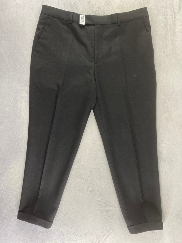 Lot 158  
            Nottingham Prem - Delivery Only 

                
PAUL SMITH MENS TROUSER. SIZE 38 MADE FROM 100% WOOL