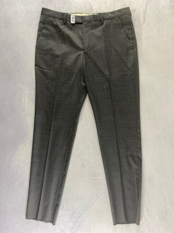 Lot 166  
            Nottingham Prem - Delivery Only 

                
PAUL SMITH MENS TROUSER. SIZE R42 MADE FROM 100% WOOL