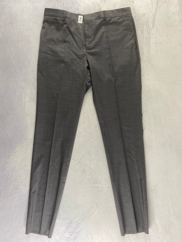 Lot 167  
            Nottingham Prem - Delivery Only 

                
PAUL SMITH MENS TROUSER. SIZE 42