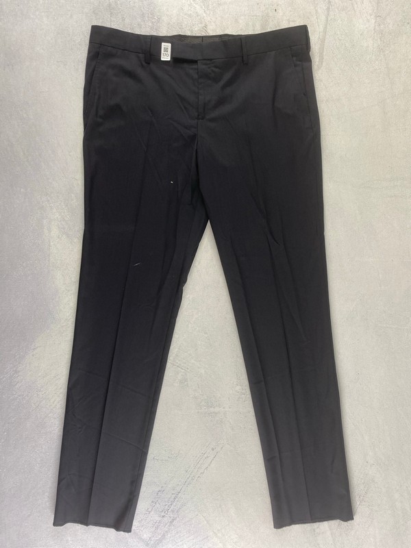 Lot 170  
            Nottingham Prem - Delivery Only 

                
PAUL SMITH MENS TROUSER. SIZE 46/39 MADE FROM 100% WOOL