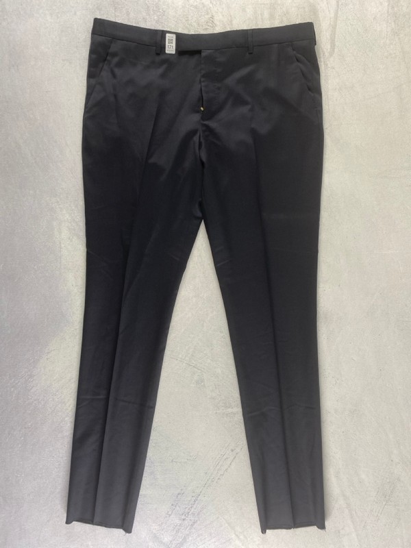 Lot 171  
            Nottingham Prem - Delivery Only 

                
PAUL SMITH MENS TROUSER. SIZE 46/39 MADE FROM 100% WOOL