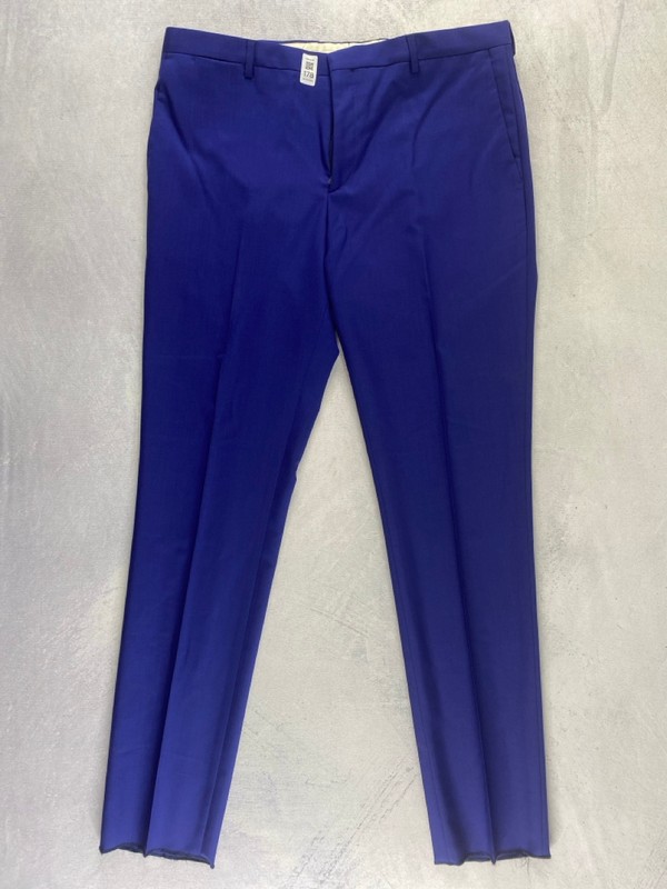 Lot 178  
            Nottingham Prem - Delivery Only 

                
PAUL SMITH MENS TROUSER. SIZE 42/6R