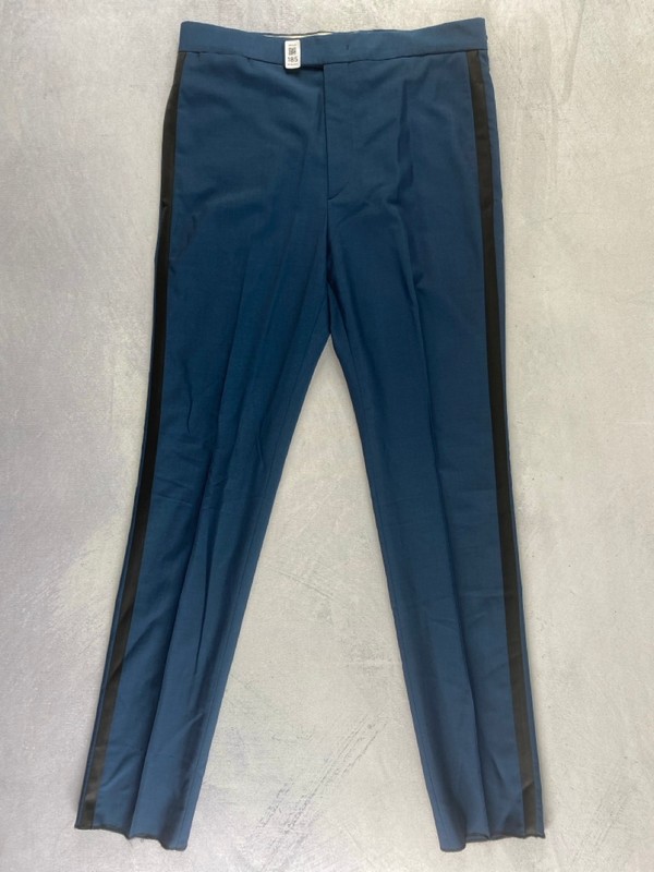 Lot 185  
            Nottingham Prem - Delivery Only 

                
PAUL SMITH MENS TROUSER. SIZE 38/6R