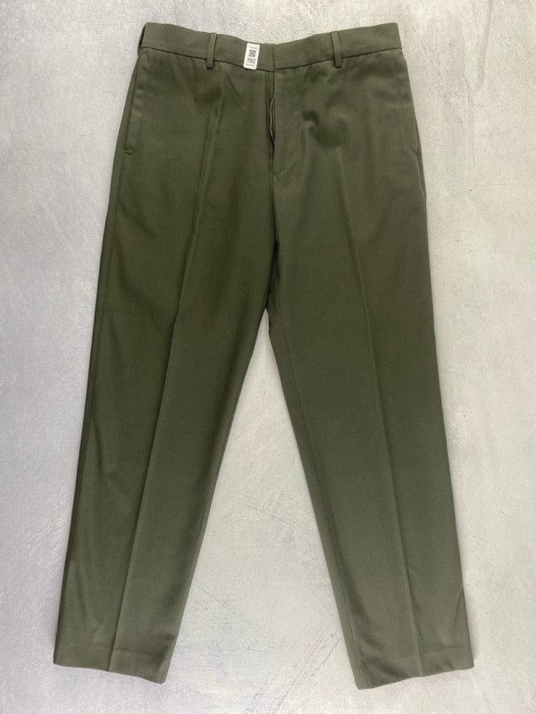 Lot 192  
            Nottingham Prem - Delivery Only 

                
PAUL SMITH MENS TROUSER. SIZE 32