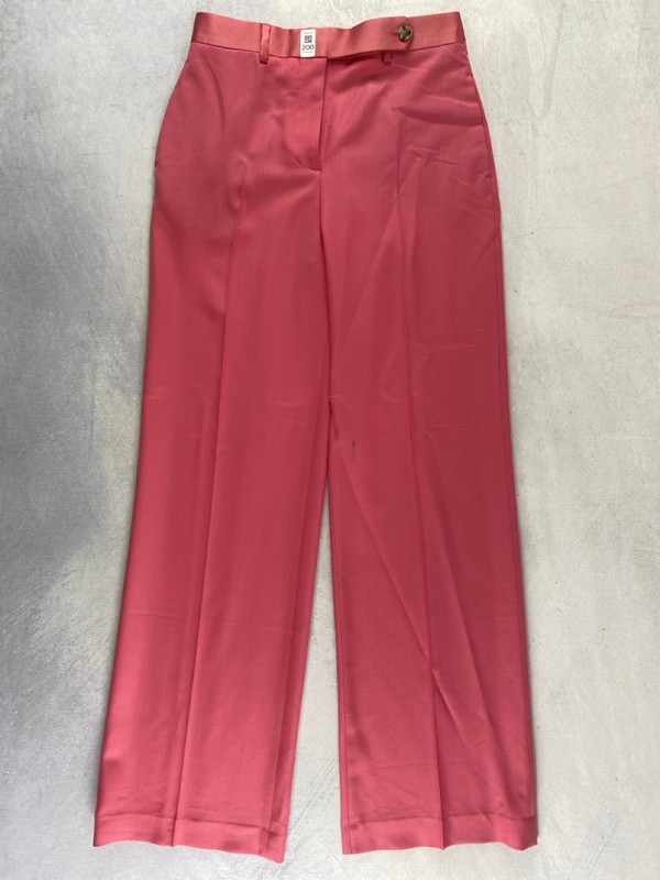 Lot 200  
            Nottingham Prem - Delivery Only 

                
PAUL SMITH WOMENS TROUSER SIZE 42