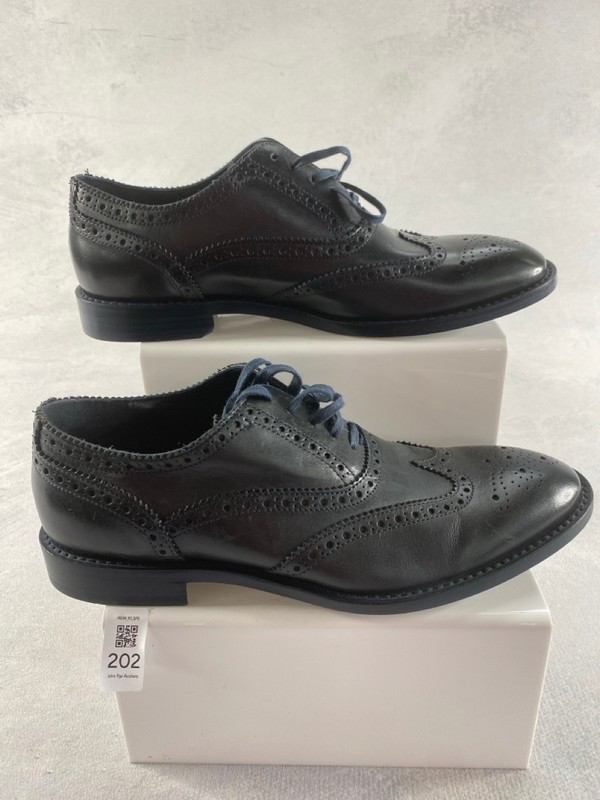 Lot 202  
            Nottingham Prem - Delivery Only 

                
PAUL SMITH MENS SHOES IN BLACK SIZE 8