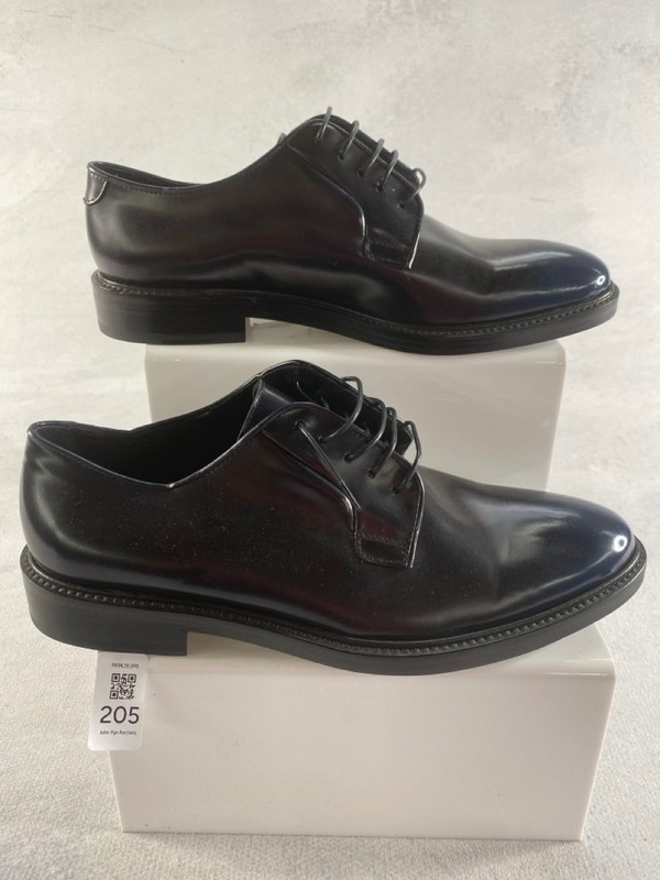 Lot 205  
            Nottingham Prem - Delivery Only 

                
PAUL SMITH MENS SHOES IN BLACK SIZE 40