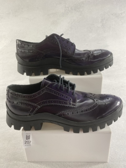 Lot 207  
            Nottingham Prem - Delivery Only 

                
PAUL SMITH MENS SHOES IN PURPLE SIZE 8