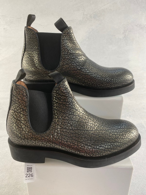 Lot 226  
            Nottingham Prem - Delivery Only 

                
PAUL SMITH MENS BOOTS SIZE 8
