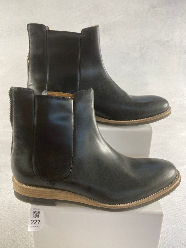 Lot 227  
            Nottingham Prem - Delivery Only 

                
PAUL SMITH MENS BOOTS SIZE 9