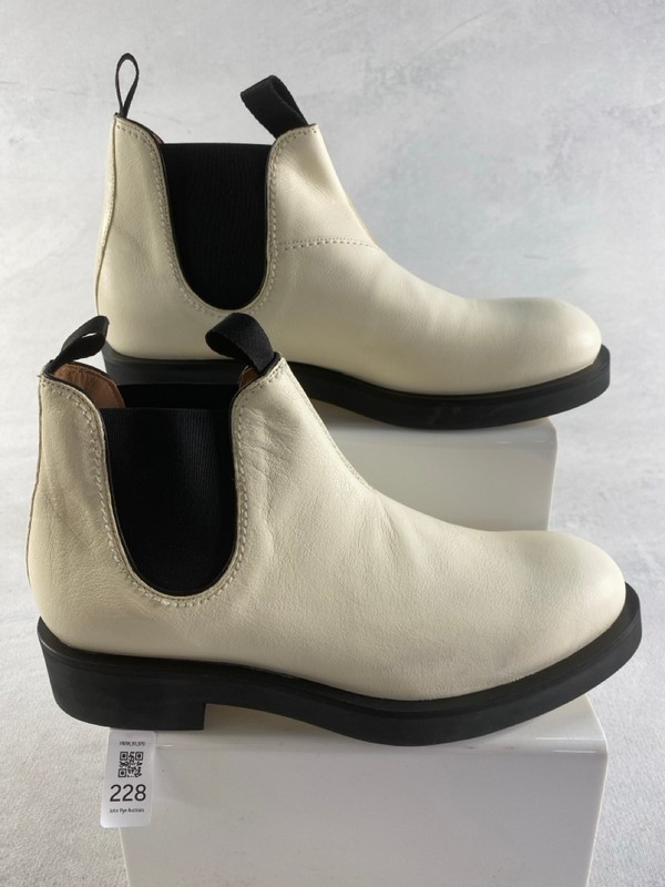 Lot 228  
            Nottingham Prem - Delivery Only 

                
PAUL SMITH MENS BOOTS SIZE 8