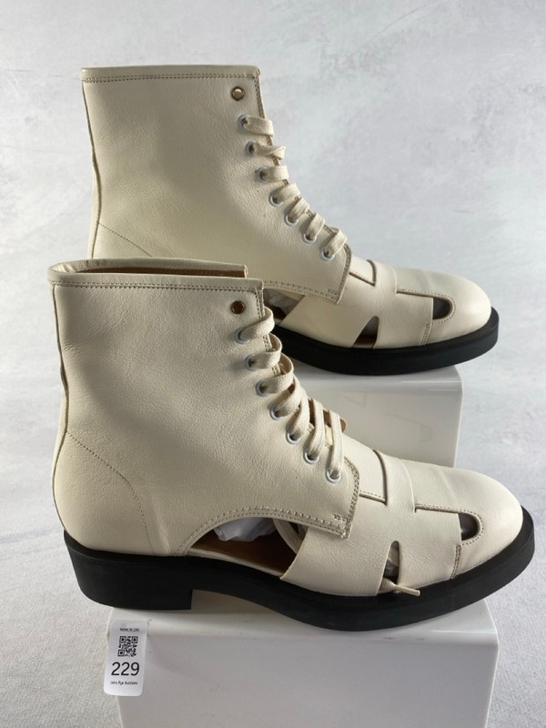 Lot 229  
            Nottingham Prem - Delivery Only 

                
PAUL SMITH MENS SHOES SIZE 8