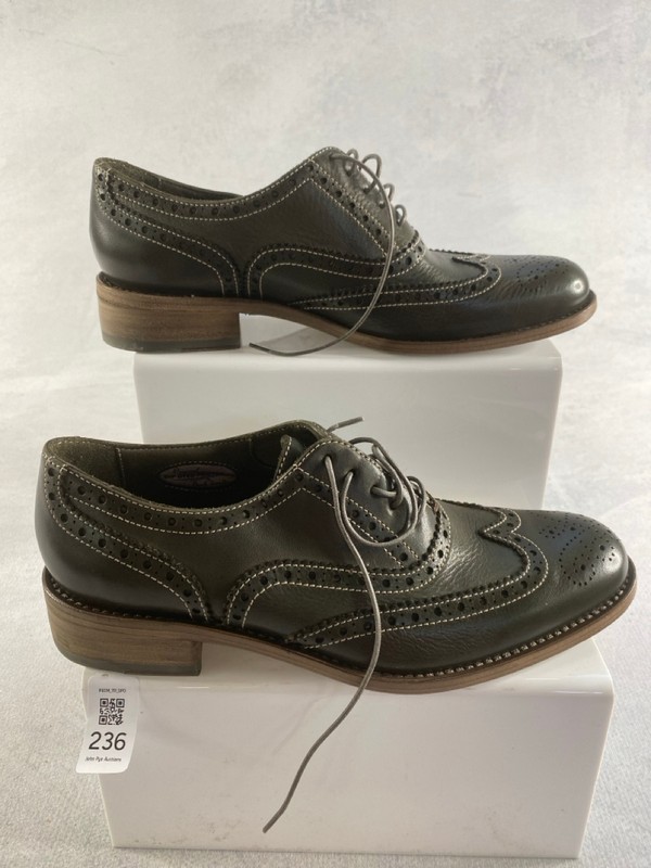 Lot 236  
            Nottingham Prem - Delivery Only 

                
PAUL SMITH WOMENS SHOES SIZE 37 1/2