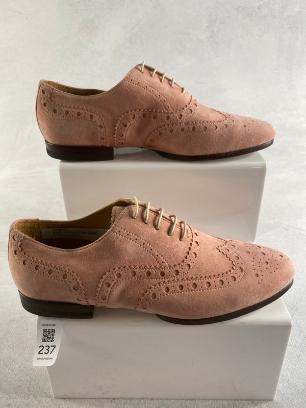 Lot 237  
            Nottingham Prem - Delivery Only 

                
PAUL SMITH WOMENS SHOES SIZE 37