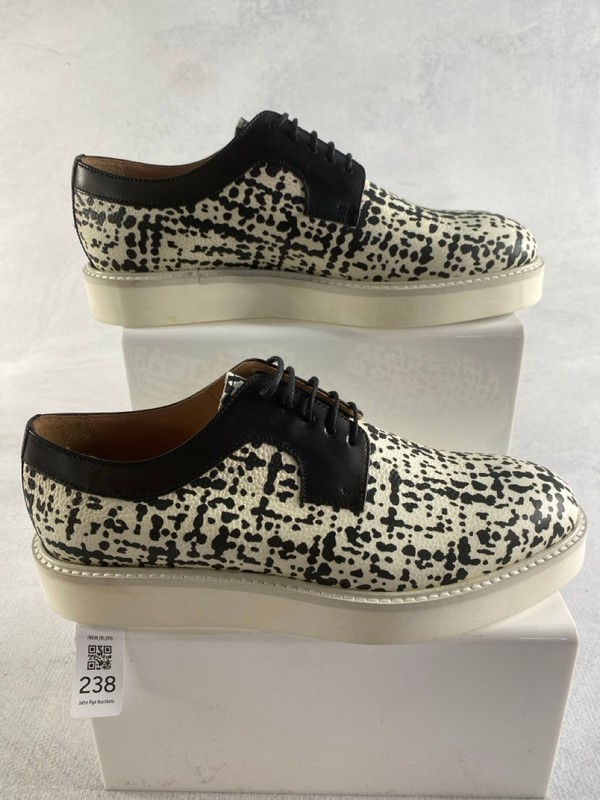 Lot 238  
            Nottingham Prem - Delivery Only 

                
PAUL SMITH WOMENS SHOES SIZE 37