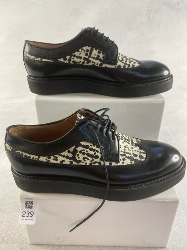 Lot 239  
            Nottingham Prem - Delivery Only 

                
PAUL SMITH WOMENS SHOES SIZE 37