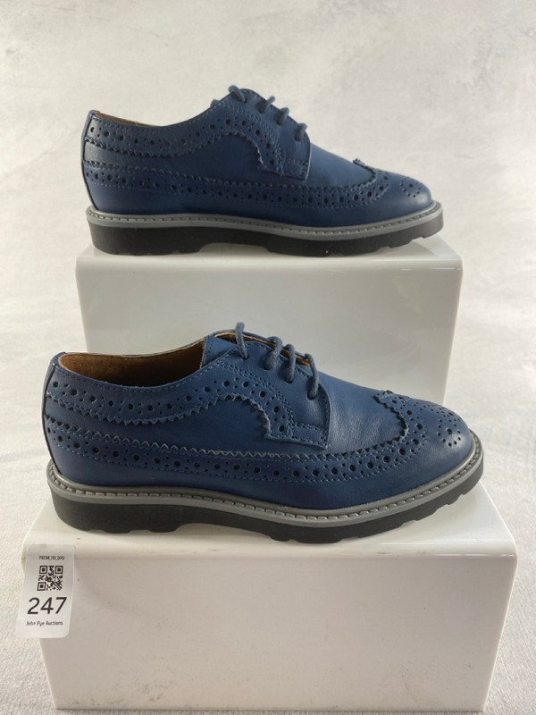 Lot 247  
            Nottingham Prem - Delivery Only 

                
PAUL SMITH JUNIOR SHOES SIZE 31