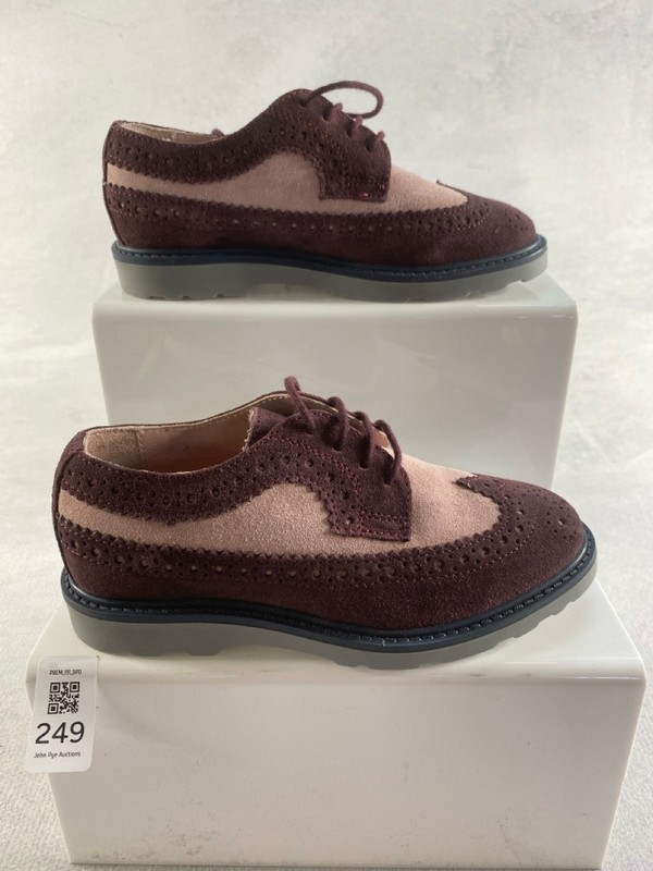 Lot 249  
            Nottingham Prem - Delivery Only 

                
PAUL SMITH JUNIOR SHOES SIZE 30