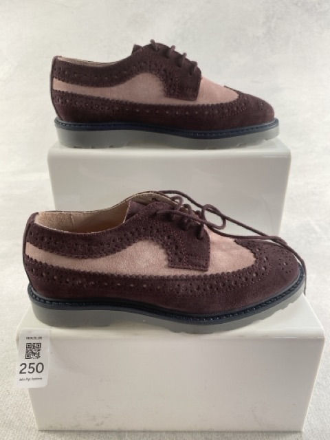 Lot 250  
            Nottingham Prem - Delivery Only 

                
PAUL SMITH JUNIOR SHOES SIZE 31