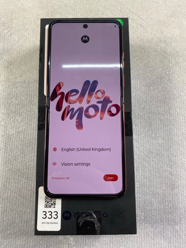 Lot 333  
            Nottingham Prem - Delivery Only 

                
MOTOROLA RAZR 50 256GB SMARTPHONE IN ORANGE: MODEL NO MC42B (WITH BOX)  [JPTN48402]