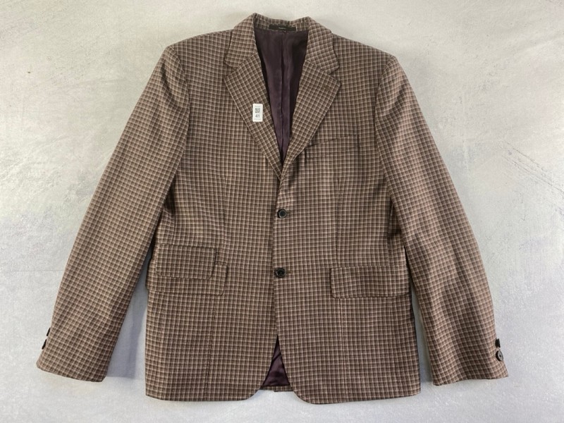 Lot 41  
            Nottingham Prem - Delivery Only 

                
PAUL SMITH MENS 2 BUTTON JACKET.SIZE 40 MADE FROM 100% WOOL