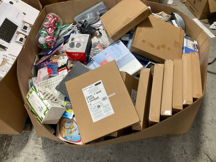 Lot 320  
            Marchington SR17 - Delivery or Collection 

                
PALLET OF ASSORTED ITEMS TO INCLUDE A QTY OF DUSTY PINK FABRIC STORAGE BIN CUBES:...