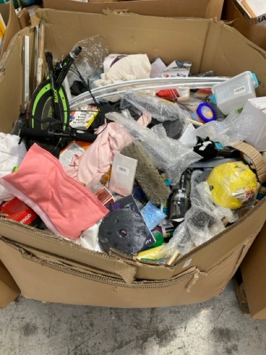 Lot 322  
            Marchington SR17 - Collection 

                
(COLLECTION ONLY) PALLET OF ASSORTED ITEMS TO INCLUDE 1.5KG WEIGHTS: LOCATION - B8