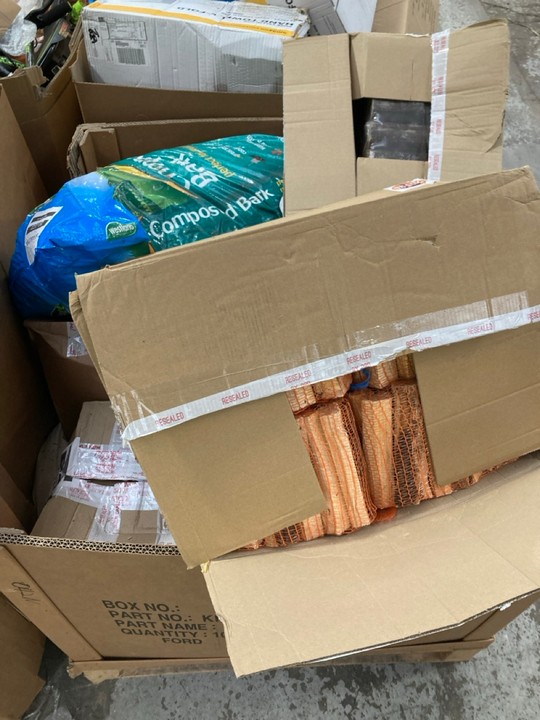 Lot 324  
            Marchington SR17 - Delivery or Collection 

                
PALLET OF ASSORTED GARDEN ITEMS TO INCLUDE WESTLAND COMPOST BARK: LOCATION - B8 (...