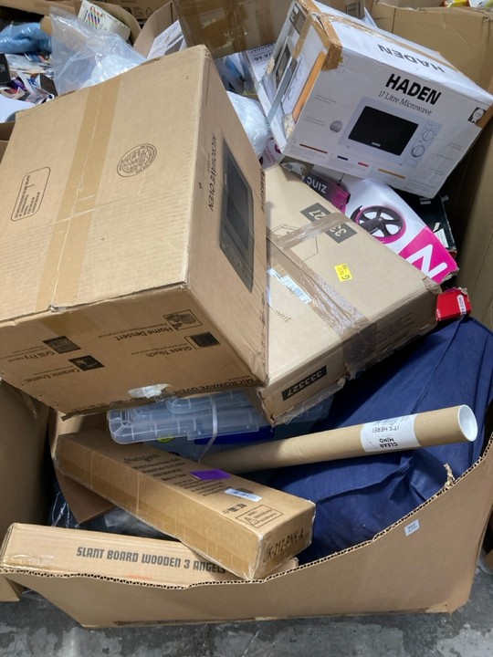Lot 326  
            Marchington SR17 - Delivery or Collection 

                
PALLET OF ASSORTED HOUSEHOLD ITEMS TO INCLUDE HADEN 17L MICROWAVE IN SILVER: LOCA...