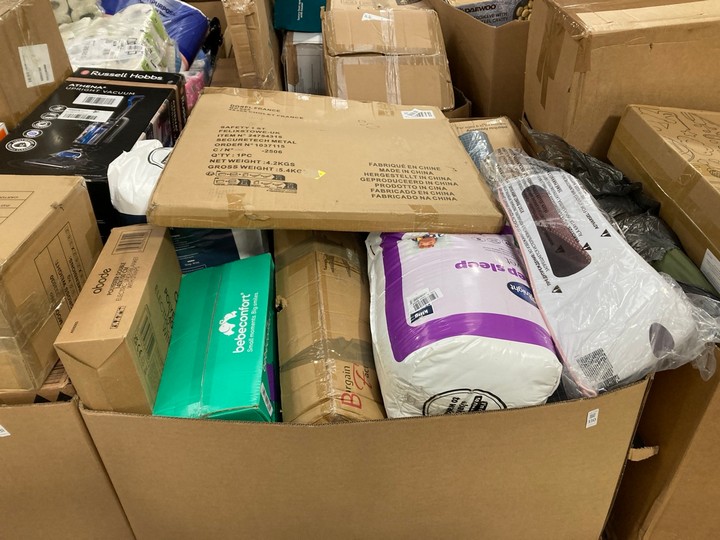 Lot 330  
            Marchington SR17 - Delivery or Collection 

                
PALLET OF ASSORTED HOUSEHOLD ITEMS TO INCLUDE SILENTNIGHT KING SIZE DUVET: LOCATI...