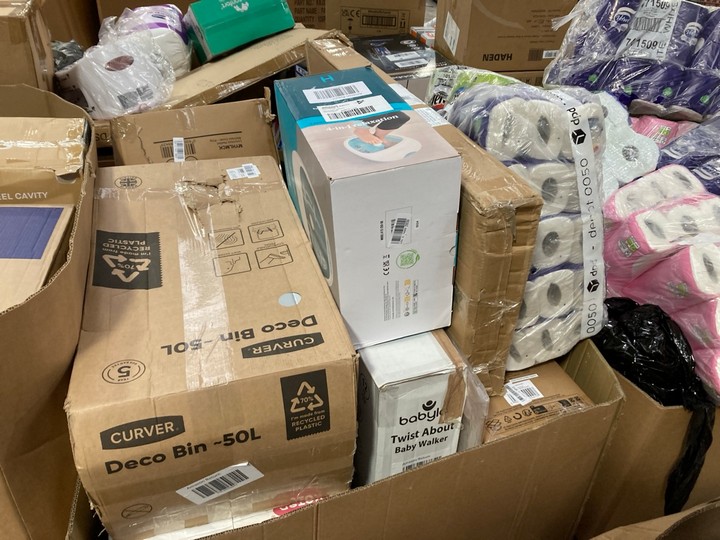 Lot 333  
            Marchington SR17 - Delivery or Collection 

                
PALLET OF ASSORTED HOUSEHOLD ITEMS TO INCLUDE CURVER 50L DECO BIN: LOCATION - B8 ...