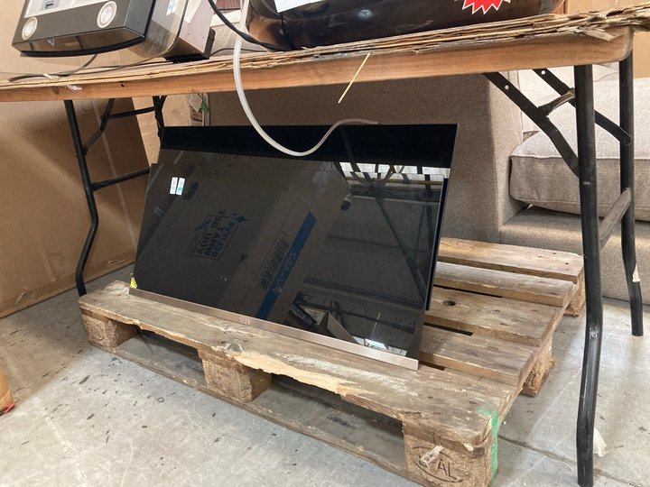 Lot 403  
            Marchington SR10 - Delivery or Collection 

                
AEG TILTED BLACK GLASS COOKER HOOD EXTRACTOR: LOCATION - A2