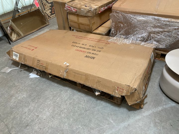 Lot 434  
            Marchington SR10 - Delivery or Collection 

                
VENETI EXTENDING DINING TABLE IN GLOSS WHITE - ORIGINAL RRP £449: LOCATION - A2