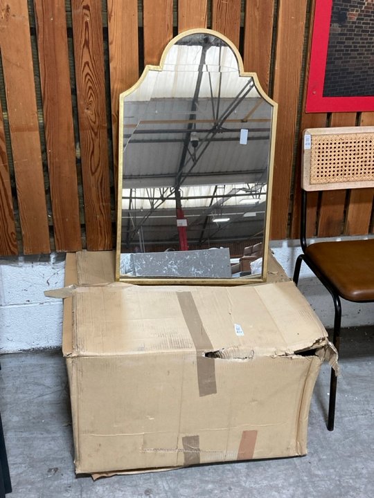 Lot 477  
            Marchington SR10 - Delivery or Collection 

                
DECORATIVE FRAMED WALL MIRROR IN ANTIQUE GOLD TO INCLUDE WOODEN SWIVEL CHAIR: LOC...