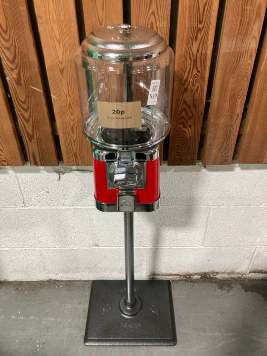 Lot 539  
            Marchington SR10 - Delivery or Collection 

                
LOAF.COM BEAVER RETRO STYLE CANDY DISPENSER IN RED: LOCATION - B9