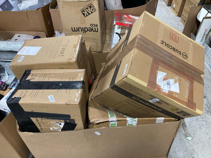 Lot 550  
            Marchington SR10 - Delivery or Collection 

                
PALLET OF ASSORTED HOUSEHOLD ITEMS TO INCLUDE SUBCOLD EC050-BL MINI FRIDGE: LOCAT...