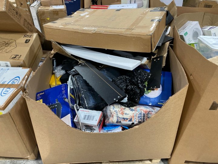 Lot 579  
            Marchington SR10 - Delivery or Collection 

                
PALLET OF ASSORTED ITEMS TO INCLUDE RUSSELL HOBBS 5 FIN OIL FILLED RADIATOR: LOCA...