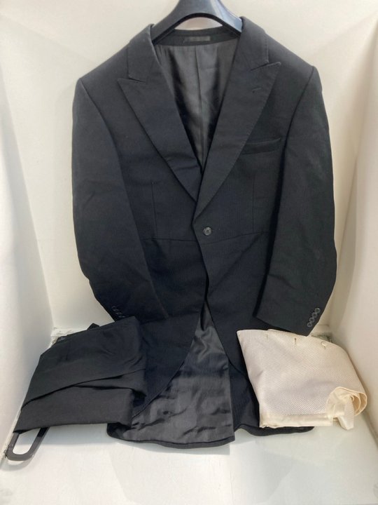 Lot 1001  
            Marchington SR13 - Parcel Delivery Only 

                
3 PIECE TAILOR MADE TO MEASURE MENS 3 PIECE SUIT IN BLACK WITH CREAM WAISTCOAT-SI...