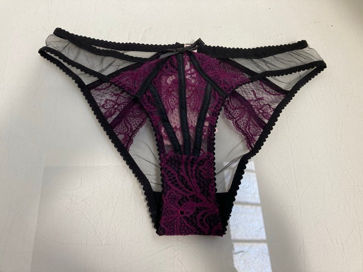 Lot 1010  
            Marchington SR13 - Parcel Delivery Only 

                
AGENT PROVOCATEUR WOMEN'S ROZLYN BRIEFS IN BLACK/PLUM - SIZE 2 - ORIGINAL RRP £12...