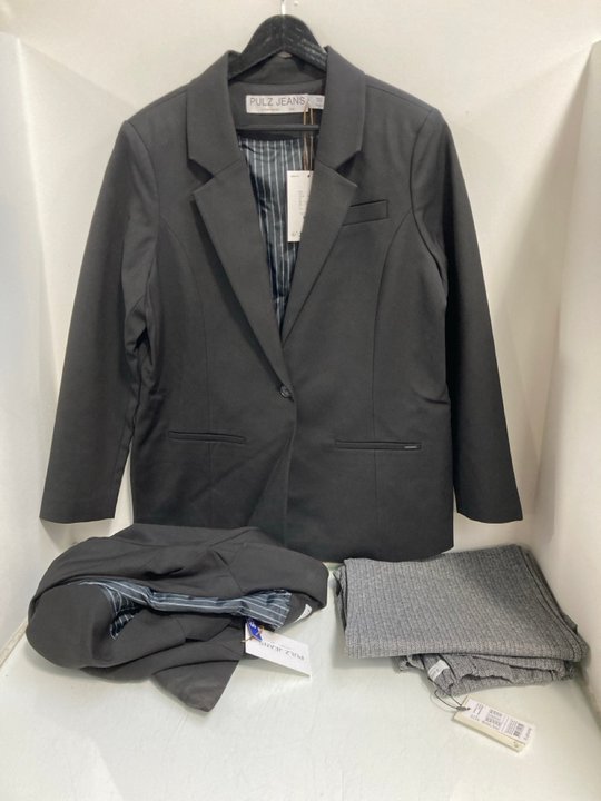 Lot 1011  
            Marchington SR13 - Parcel Delivery Only 

                
2 X PILZ BINDY BLAZERS IN BLACK-UK SIZE 44" TO INCLUDE PAIR OF BEYOUNG PIRITTA TR...