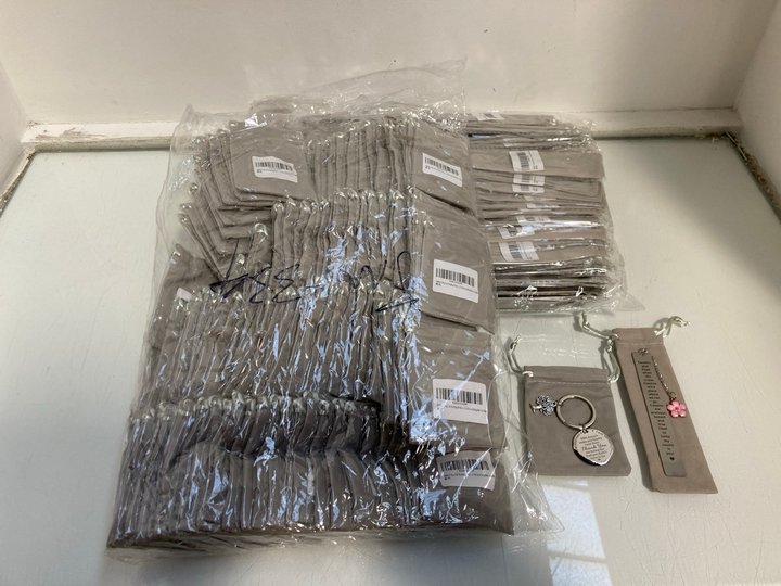 Lot 1013  
            Marchington SR13 - Parcel Delivery Only 

                
QTY OF DAD THANK YOU KEYRINGS IN SILVER TO INCLUDE QTY OF DAUGHTER BOOKMARKS IN S...