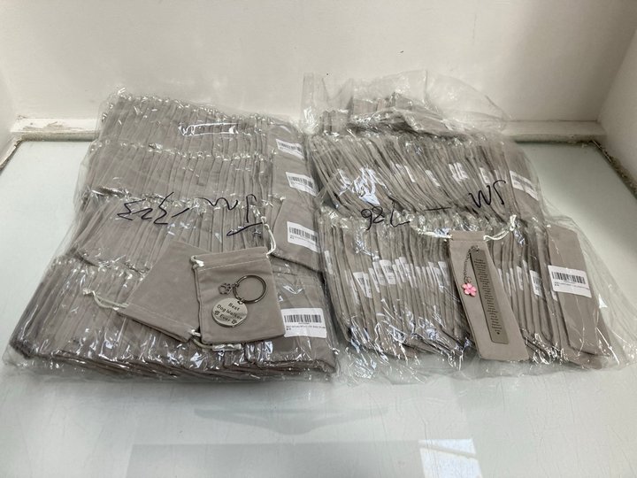 Lot 1016  
            Marchington SR13 - Parcel Delivery Only 

                
QTY OF FATHERS AND DAUGHTERS KEYRINGS IN SILVER TO INCLUDE QTY OF DAUGHTER BOOKMA...