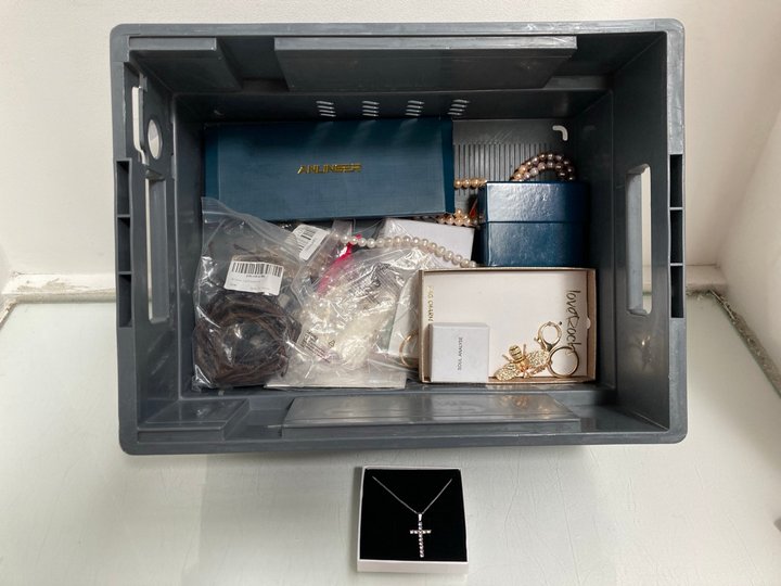 Lot 1028  
            Marchington SR13 - Parcel Delivery Only 

                
QTY OF ASSORTED ITEMS TO INCLUDE LOVE ROCKS BUTTERFLY BAG CHARM & KEY RING: LOCAT...