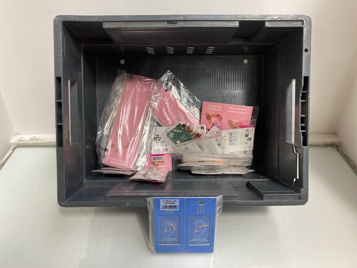 Lot 1031  
            Marchington SR13 - Parcel Delivery Only 

                
QTY OF ASSORTED CLAIRES ACCESSORIES JEWELLERY ITEMS TO INCLUDE STAINLESS STEEL GO...