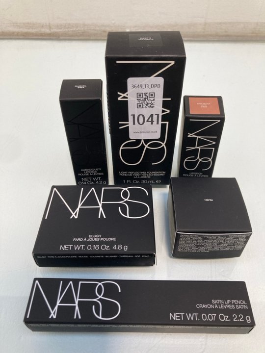 Lot 1041  
            Marchington SR13 - Parcel Delivery Only 

                
6 X ASSORTED NARS MAKE UP TO INCLUDE 2.2G SATIN LIP PENCIL IN SHADE LODHI: LOCATI...